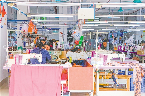 帮扶车间一条街的迎丰服装厂。 帮扶车间一条街的迎丰服装厂。