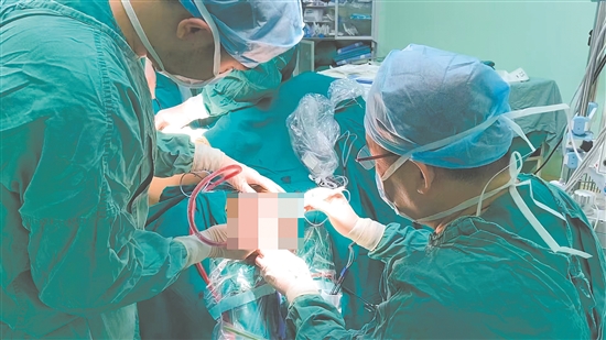 医护人员为患者施行头部恶性肿瘤切除及部分颅骨切除手术。