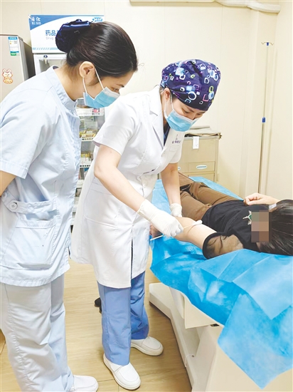 医生为患者涂抹药膏。