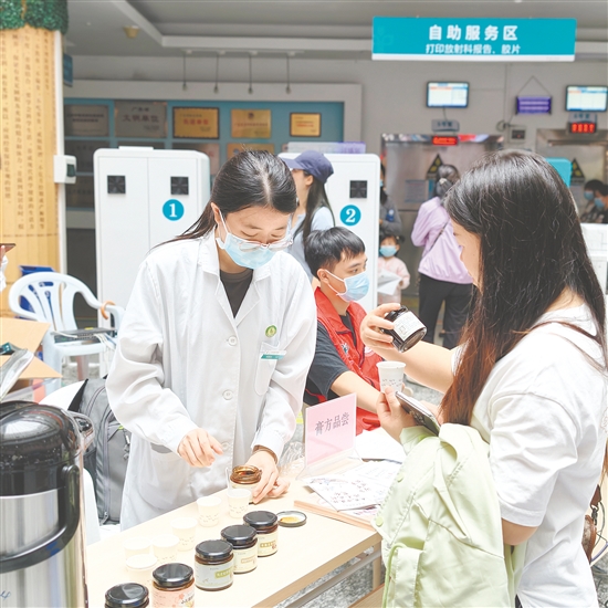 市民免费尝膏方。