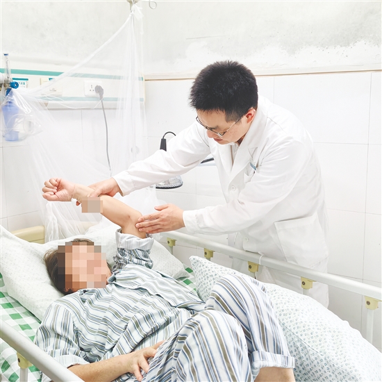 医生向患者了解情况。