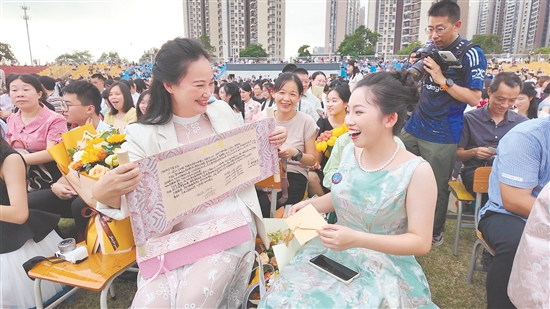 这位家长精心制作了“卷轴”家书。