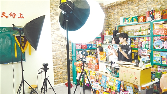 青年学子正在直播,向网友推荐江海优品。 青年学子正在直播,向网友推荐江海优品。