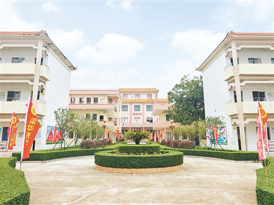 走进梁华济学校,一流的校舍建筑、完善的设施设备,处处彰显着这所学校的与众不同。 走进梁华济学校,一流的校舍建筑、完善的设施设备,处处彰显着这所学校的与众不同。