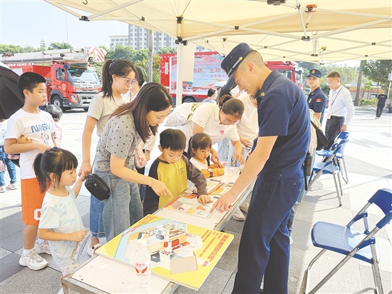 在参与互动游戏的过程中,市民沉浸式学习消防知识。 在参与互动游戏的过程中,市民沉浸式学习消防知识。