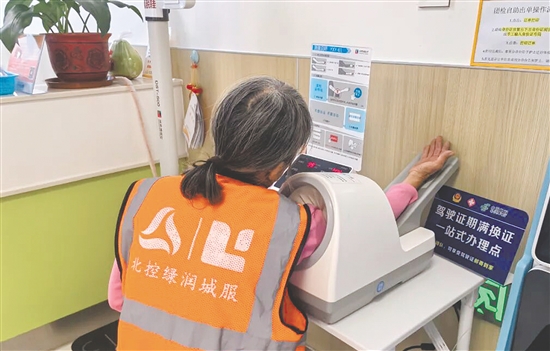 环卫工人正在体检。 环卫工人正在体检。