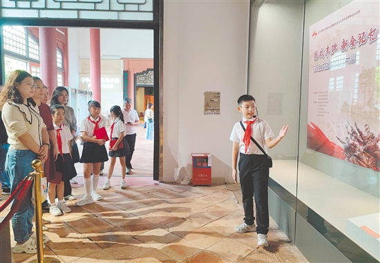 红领巾志愿讲解员声情并茂地为市民讲解展览内容。