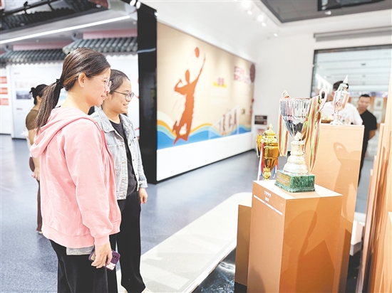 展览吸引不少游客参观,深入了解台山排球文化。 展览吸引不少游客参观,深入了解台山排球文化。