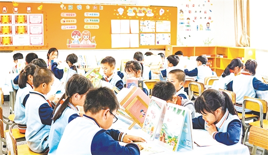 学生在阅读室里津津有味地读书。