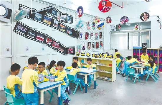 “排球文化馆”设置多个互动体验区,让孩子在动手实践中感受排球乐趣。 “排球文化馆”设置多个互动体验区,让孩子在动手实践中感受排球乐趣。