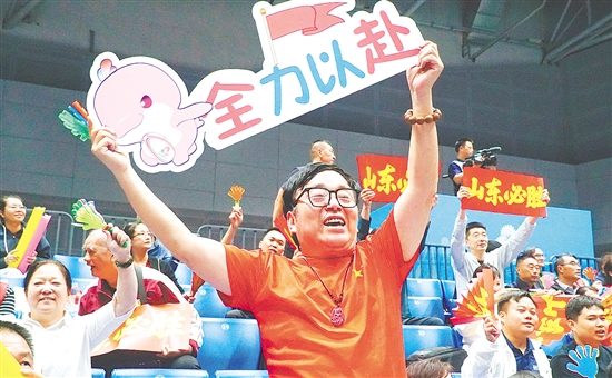 老徐(徐红生)手持写有“全力以赴”的牌子在观众席上为运动员们加油助威。 老徐(徐红生)手持写有“全力以赴”的牌子在观众席上为运动员们加油助威。