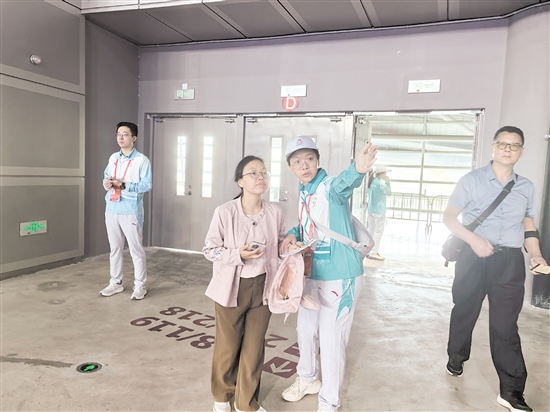 志愿者在场馆内为观众提供指引。