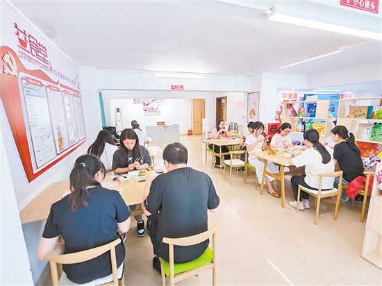 象山社区“益食堂”为社区居民提供“全龄友好、普惠优享”的便民助餐服务。