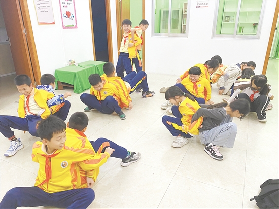 沙坪街道第七小学成立心理健康社团“阳光心理社”，设计多种团体辅导游戏，帮助大家放松心情、释放压力。