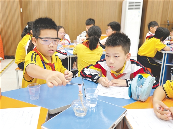 示范课开展小实验，引领学生更好地理解课堂知识，打造高效的科学课堂。