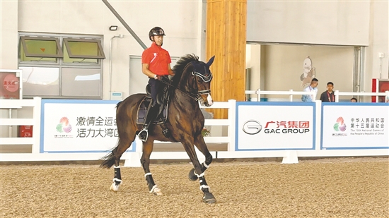 黄焯钦与他的“战马”卡斯坦在训练中。