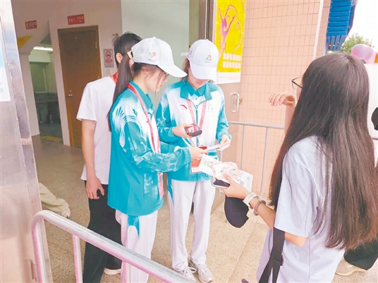 大学生志愿者协助做好比赛的票务核验工作。