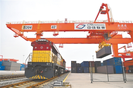 图为11月14日,在西安国际港站,龙门吊在吊装集装箱。新华社发 图为11月14日,在西安国际港站,龙门吊在吊装集装箱。新华社发