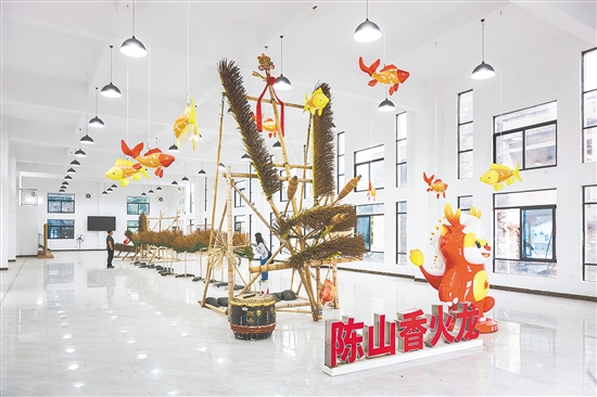 陈山火龙文化馆占地面积633平方米，通过图文、视频、模型等形式介绍陈山香火龙的起源、发展和传承。