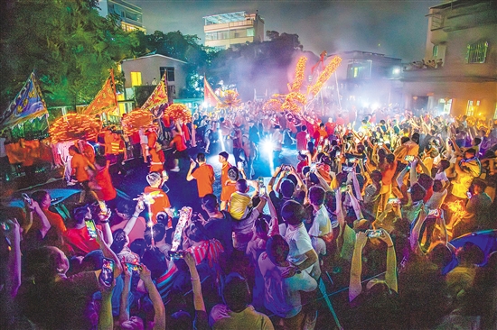 陈山香火龙习俗传承至今已有数百年历史，是广东省非物质文化遗产。特约摄影师欧蕊荣