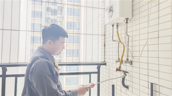 江门华润燃气工作人员上门检测燃气使用情况。 江门华润燃气工作人员上门检测燃气使用情况。