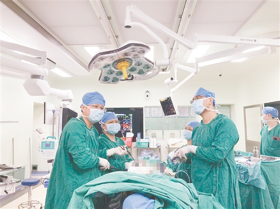 医疗团队为患者施行手术。