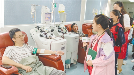 小记者采访正在献血的志愿者。 小记者采访正在献血的志愿者。