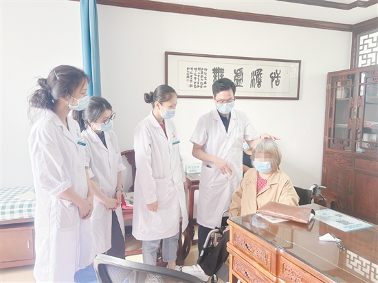 黄任锋（右二）在中医经典科门诊开展教学。