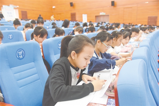 来自恩平市各镇（街）小学的238名学生代表齐聚一堂，用手中的笔书写家国情怀、展少年才气。