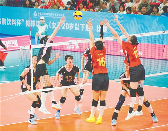 山东队(红衣)球员腾空而起,奋力封堵上海队的强力进攻。 山东队(红衣)球员腾空而起,奋力封堵上海队的强力进攻。