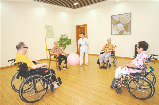 江门市新会区养老中心于今年初入选“广东院舍照顾服务计划”，其“医养一体”的养老模式吸引了不少香港长者入住。