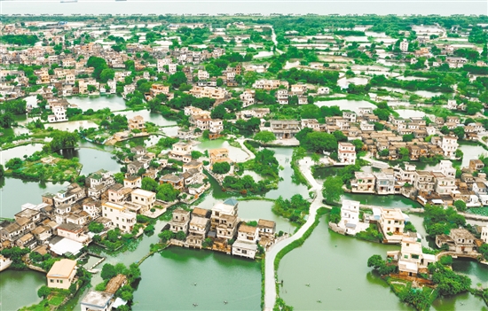 双桥村统筹27个经济合作社的43公顷鱼塘及耕地,试行“点状供地”政策,采取“不征不转”方式与央企华侨城集团合作开发古劳水乡农旅项目,带动村集体增收约300万元。 双桥村统筹27个经济合作社的43公顷鱼塘及耕地,试行“点状供地”政策,采取“不征不转”方式与央企华侨城集团合作开发古劳水乡农旅项目,带动村集体增收约300万元。