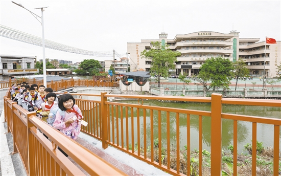 双桥小学的学生放学后在新修建的步道上结伴而行,身旁的车流被栏杆有效隔离,构筑起校园交通的安全防线。 双桥小学的学生放学后在新修建的步道上结伴而行,身旁的车流被栏杆有效隔离,构筑起校园交通的安全防线。