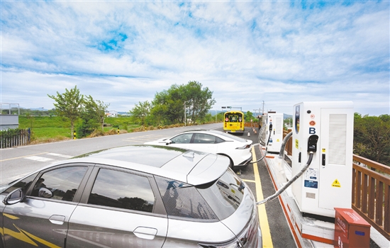 双桥村新建停车场,并在停车场上安装充电桩,方便群众和游客进行车辆电力补给。 双桥村新建停车场,并在停车场上安装充电桩,方便群众和游客进行车辆电力补给。