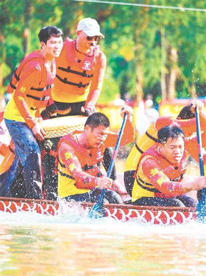 划手们正奋力划船，展开激烈角逐。