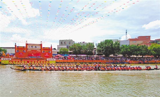 每年的司前龙舟竞渡上演水上“速度与激情”，吸引大批港澳乡亲回乡观赛。