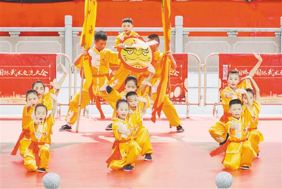 黄冲小学以武术为媒,将体育课变成文化传承的课堂。郭永乐 黄冲小学以武术为媒,将体育课变成文化传承的课堂。郭永乐