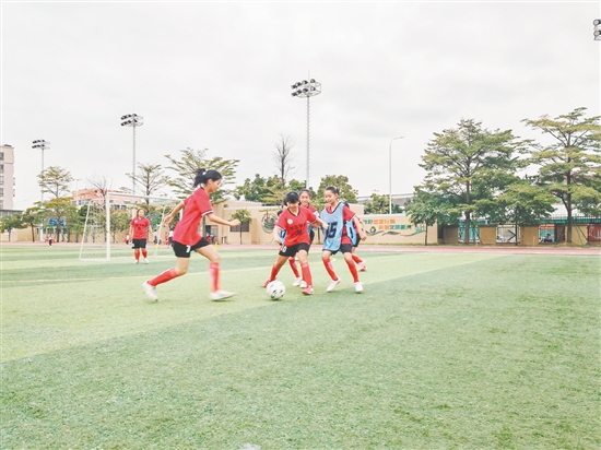 新会东区学校女足队员们在操场上尽情奔跑、拼抢。 新会东区学校女足队员们在操场上尽情奔跑、拼抢。