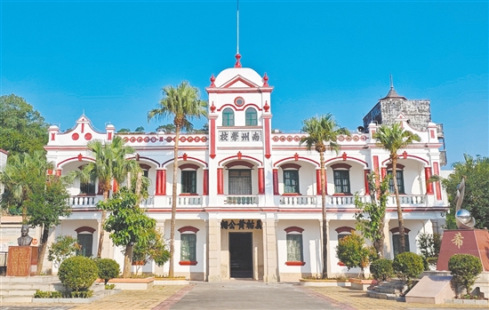 美祐黄公祠矗立在校园内，见证了学校发展的历程。