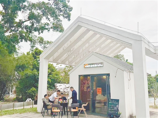 乡村咖啡店别具特色，吸引村民、乡亲和游客前来“打卡”。