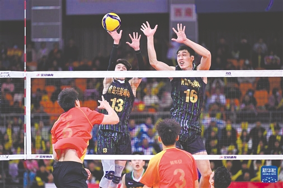 山东队球员范宣玉(上左)