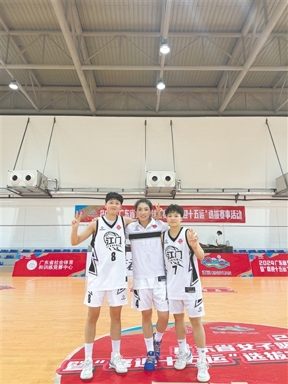 吴丹（中）和钟佳丽（左）等队员合影留念。受访者供图