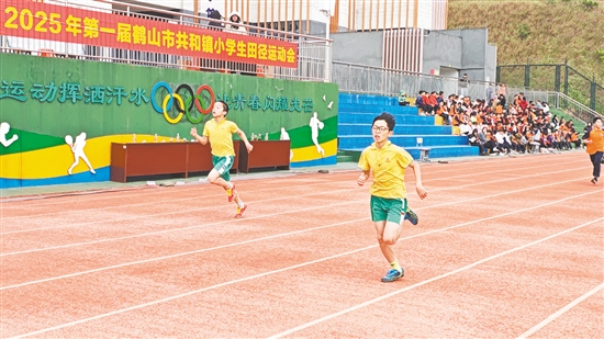 短跑运动员奋力冲向终点。