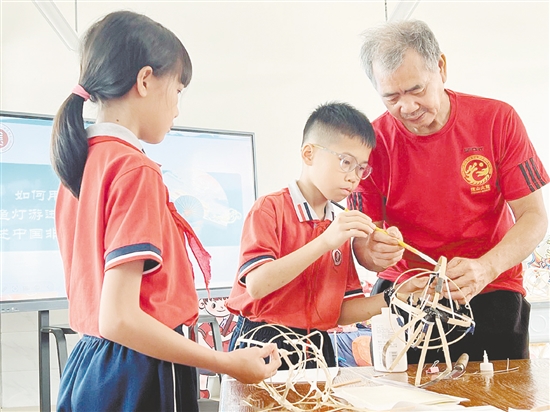 雅瑶镇大岗小学邀请鱼灯制作工匠走进校园，为学生传授鱼灯制作技艺。