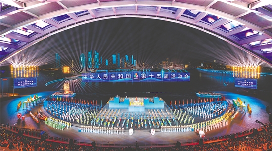 11月21日，第十五届全国运动会闭幕式在广东深圳前海欢乐剧场举行，图为演员在闭幕式现场表演。新华社发