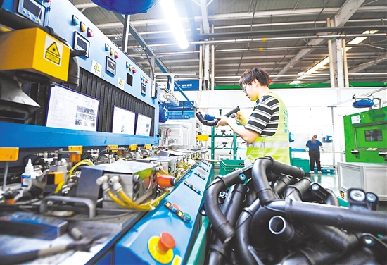 工作人员在位于天津滨海新区中塘镇的天津鹏翎集团股份有限公司生产车间检查汽车胶管产品。新华社发