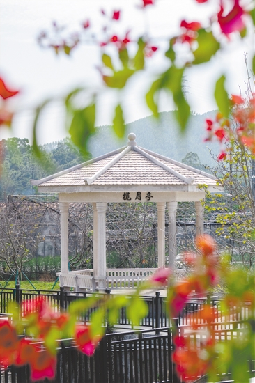 位于樱花河堤边上的揽月亭，与揽月池、大昆仑山和小昆仑山遥相呼应。