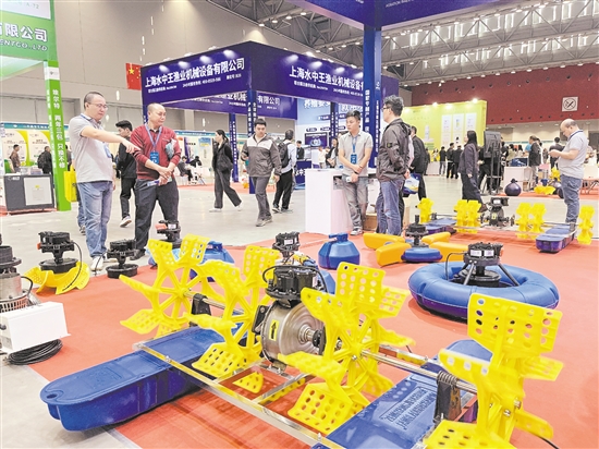 展区展示的水车式增氧机受到嘉宾关注。 展区展示的水车式增氧机受到嘉宾关注。