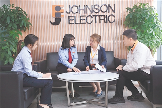 税务工作人员到跨境企业了解相关诉求。