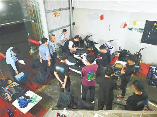 江海区组织联合执法，查处电动自行车非法改装行为。